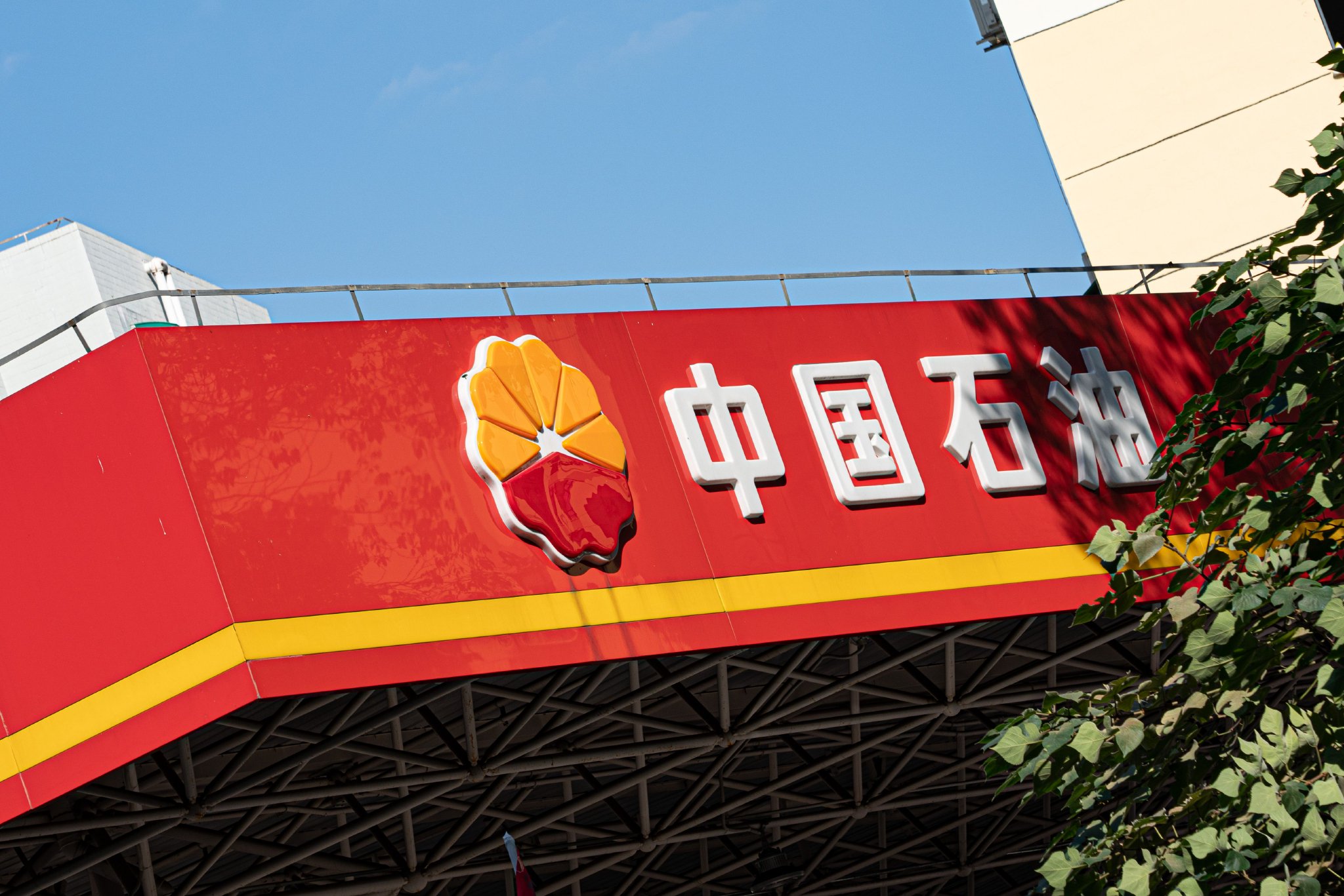 “三桶油”上半年日赚近12亿元，中国石油登顶A股盈利王