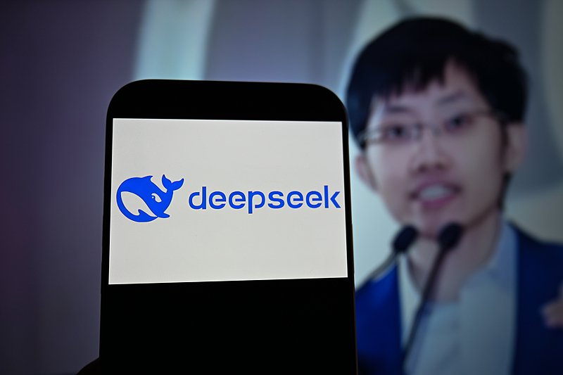 DeepSeek扩招画风突变	，150个岗位全部非AI研究方向